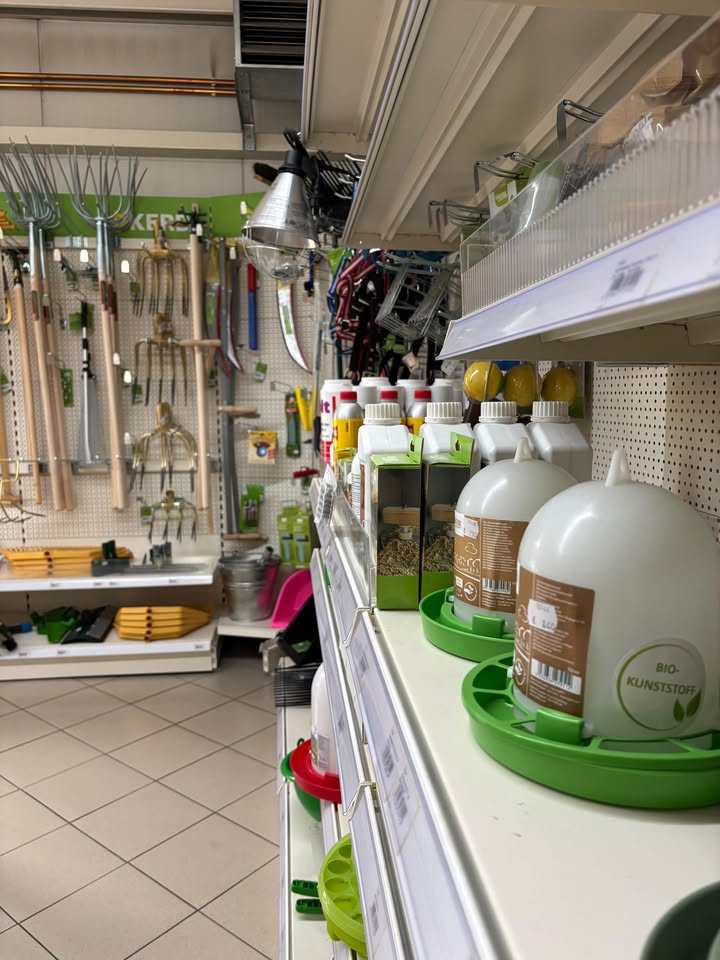 Heimtierbedarf im Geschäft (Heugabel, Hünerfutterspender, Heizlampen )