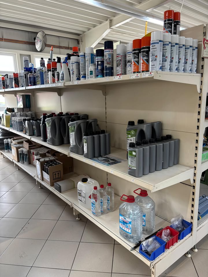 Heimwerkerbedarf im Geschäft ausgestellt (Öle, Wasser, ...)
