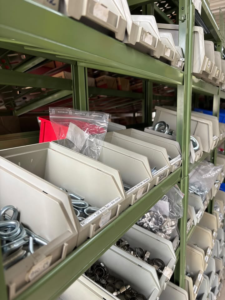 Metalbedarf im Geschäft (Schrauben, Karabiener, Schlauchschellen, ...)