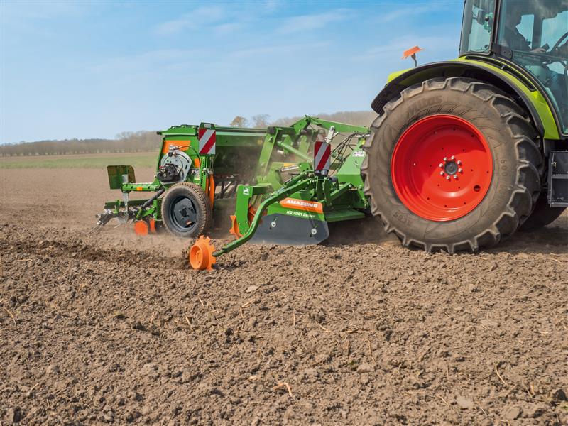 Traktor bei der Feldarbeit (D9 Huckepack Claas)