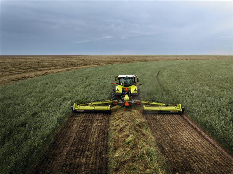 Claas Traktur bei der Feldarbeit