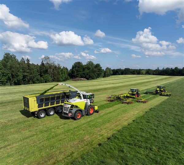 Claas Landtechnikmaschienen bei der Feldarbeit
