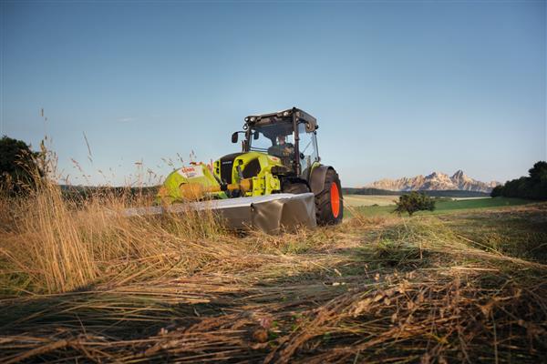 Claas Traktur bei der Feldarbeit